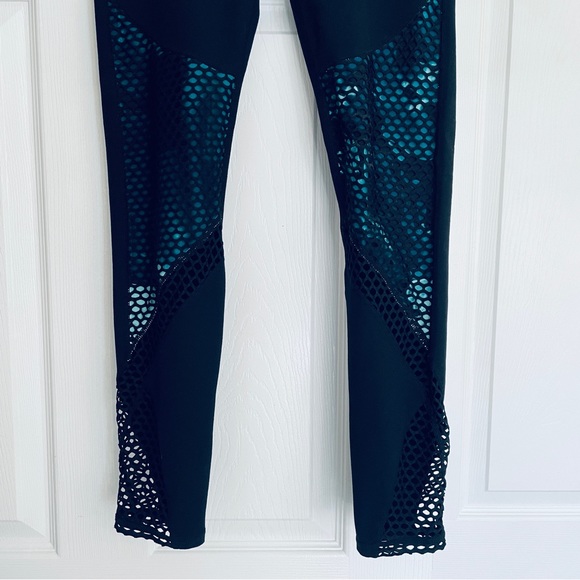 Fabletics  Powerhold fishnet clover leggings black size S - Picture 4 of 9